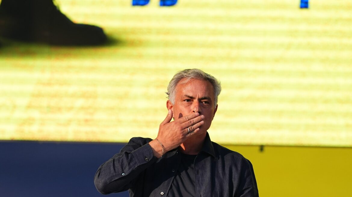 Jose Mourinho interested in signing Man United player Red Devils are willing to sell