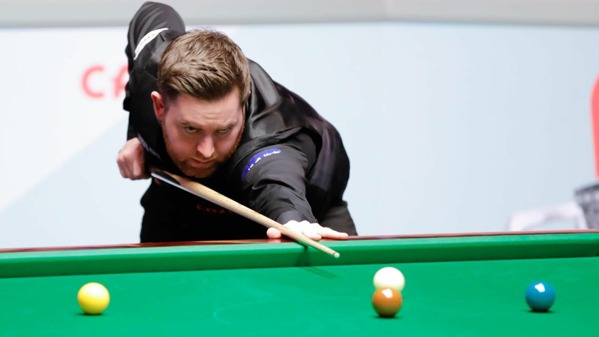 Jones edges Brown to reach Championship League last 32 after dramatic finale