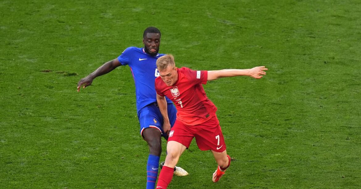 as-struggles-mount,-bayern-munich-defender-dayot-upamecano-pushes-forward-–-bavarian-football-works