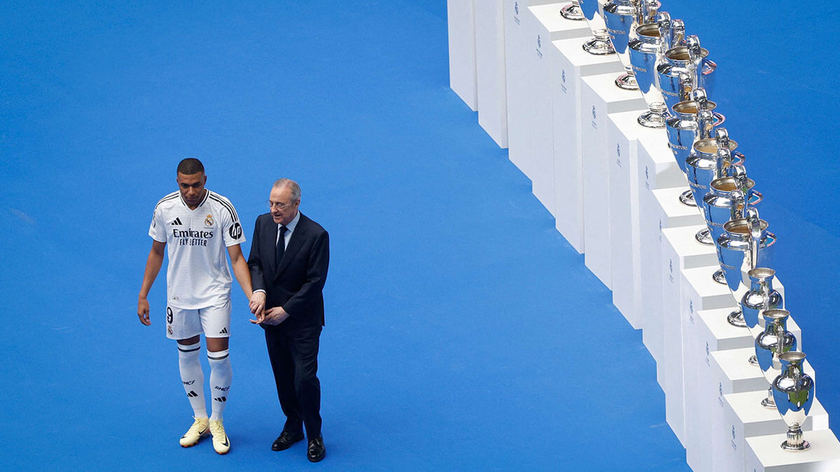 pEl delantero francés Kylian Mbappé (izq.) posa con el presidente del Real Madrid, Florentino Pérez, durante su primera aparición como jugador del Real Madrid en el Estadio Santiago Bernabéu de Madrid el 16 de julio de 2024, tras firmar su nuevo contrato de cinco temporadas - AFP/OSCAR DEL POZO /p 