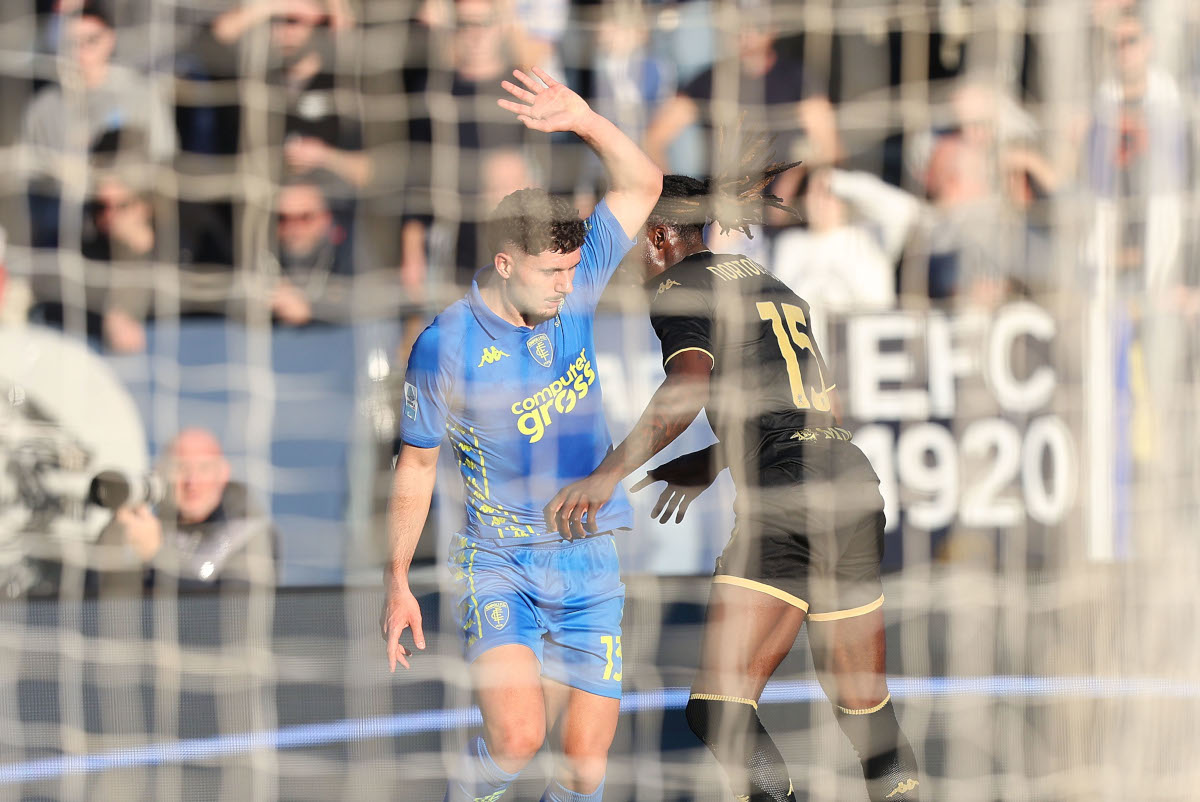 EMPOLI, ITALY - DECEMBER 28: Liberato Cacace of Empoli FC in action against Brooke Norton-Cuffy of Genoa CFC during the Serie A match between Empoli and Genoa at Stadio Carlo Castellani on December 28, 2024 in Empoli, Italy. (Photo by Gabriele Maltinti/Getty Images)