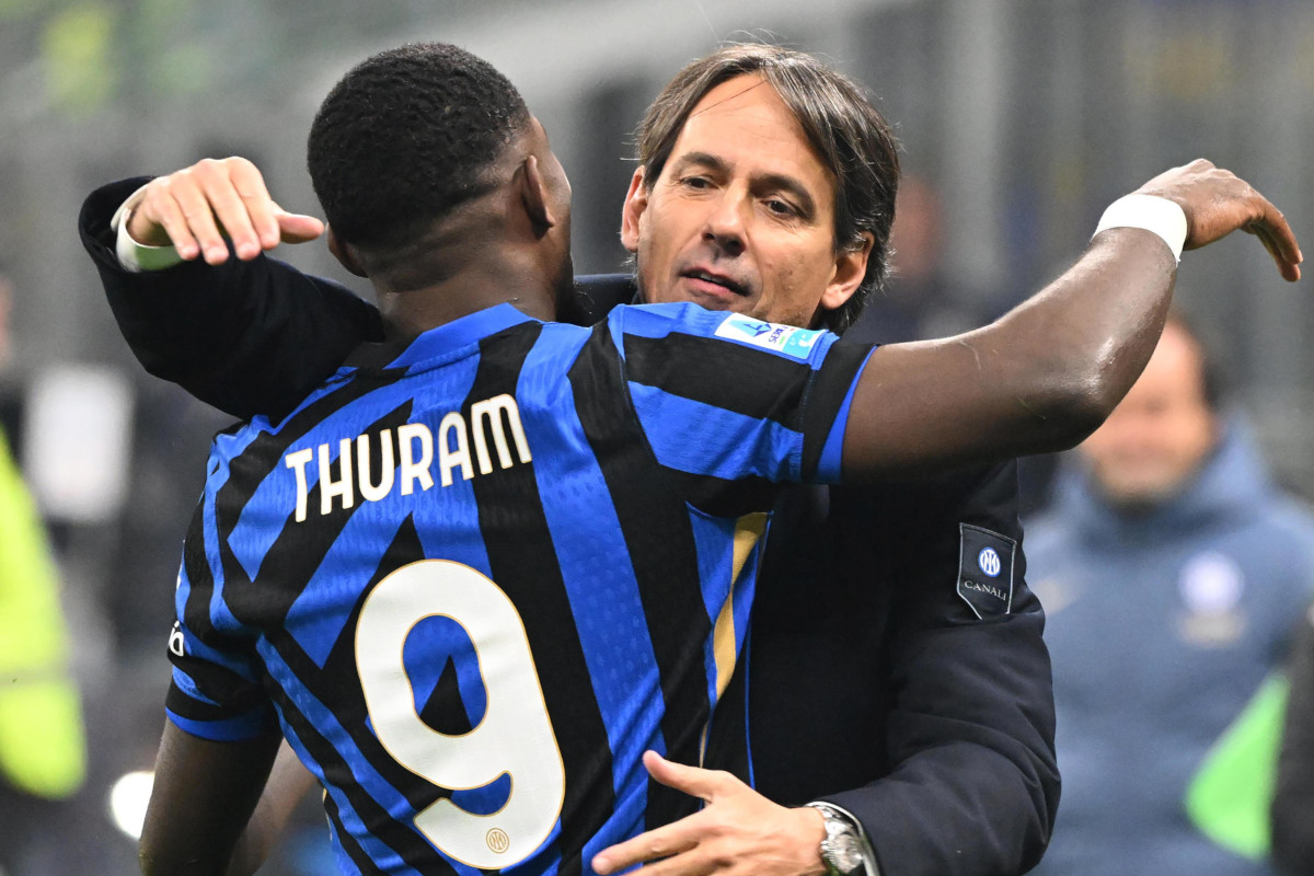 epa11760964 Inter Milan’s forward Marcus Thuram (L) hugs Inter Milan’s head coach Simone Inzaghi after scoring during the Italian Serie A soccer match between Inter Milan and Parma at the Giuseppe Meazza stadium in Milan, Italy, 06 December 2024. EPA-EFE/DANIEL DAL ZENNARO